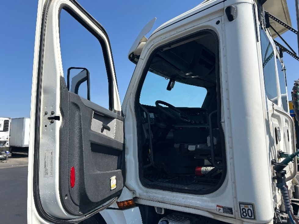 Day Cab Tractor-Heavy Duty Tractors-Freightliner-2019-T12664ST-West Sacramento-CA-346,845\n\t\tmiles-$ 51,000 - Image 9
