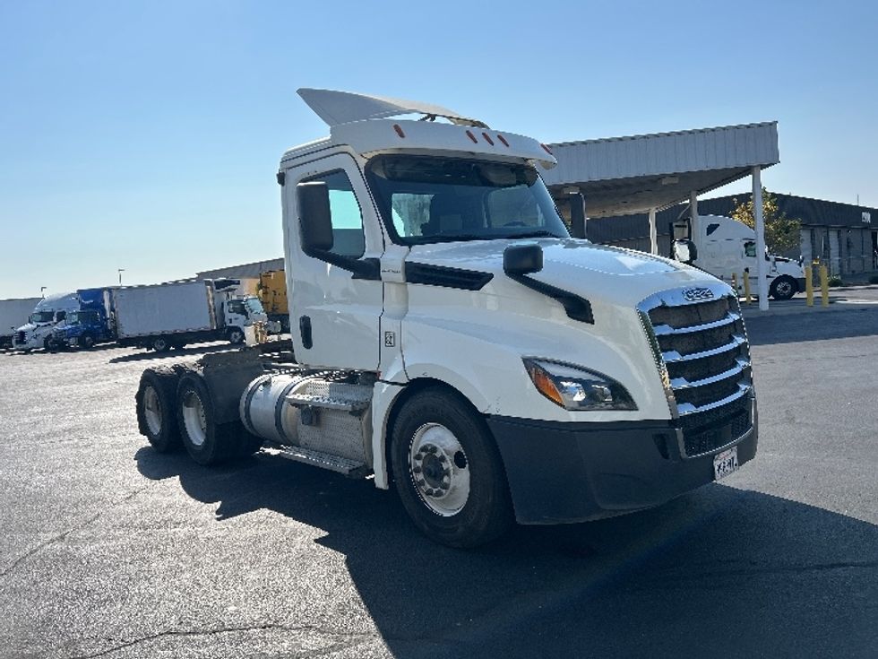Day Cab Tractor-Heavy Duty Tractors-Freightliner-2019-T12664ST-West Sacramento-CA-351,424\n\t\tmiles-$ 50,750 - Image 1