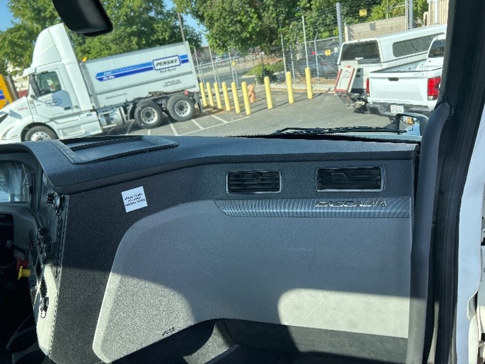 Day Cab Tractor-Heavy Duty Tractors-Freightliner-2019-T12664ST-West Sacramento-CA-351,424\n\t\tmiles-$ 50,750 - Image 13