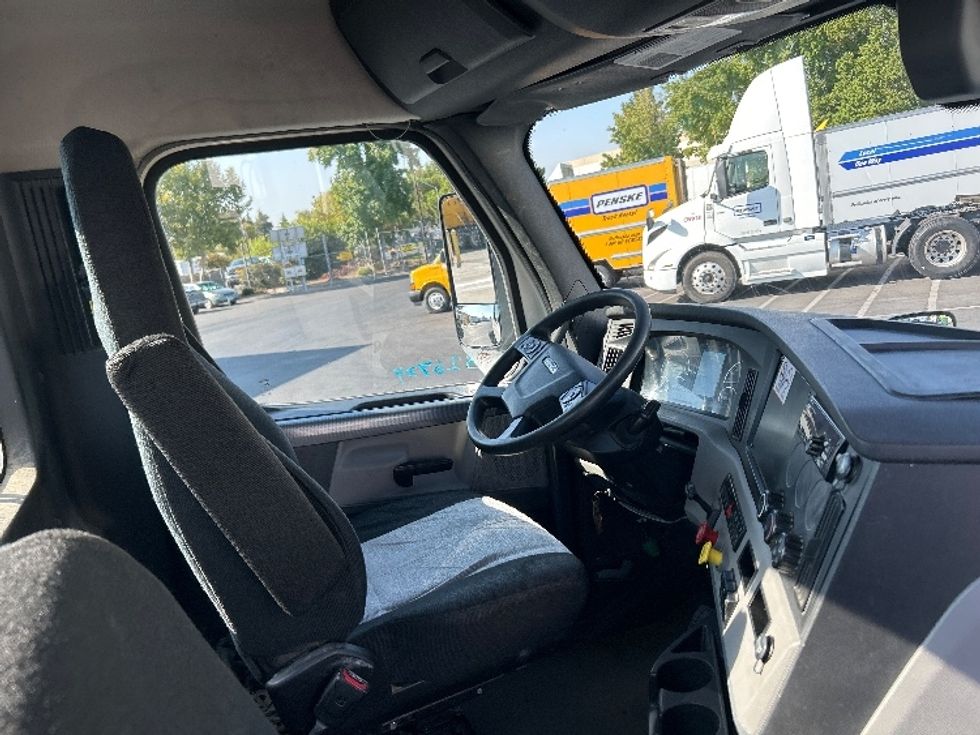Day Cab Tractor-Heavy Duty Tractors-Freightliner-2019-T12664ST-West Sacramento-CA-351,424\n\t\tmiles-$ 50,750 - Image 14