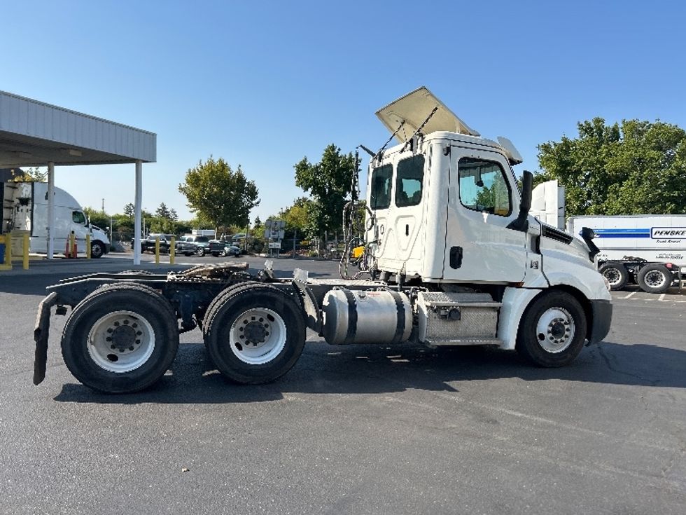 Day Cab Tractor-Heavy Duty Tractors-Freightliner-2019-T12664ST-West Sacramento-CA-351,424\n\t\tmiles-$ 50,750 - Image 8