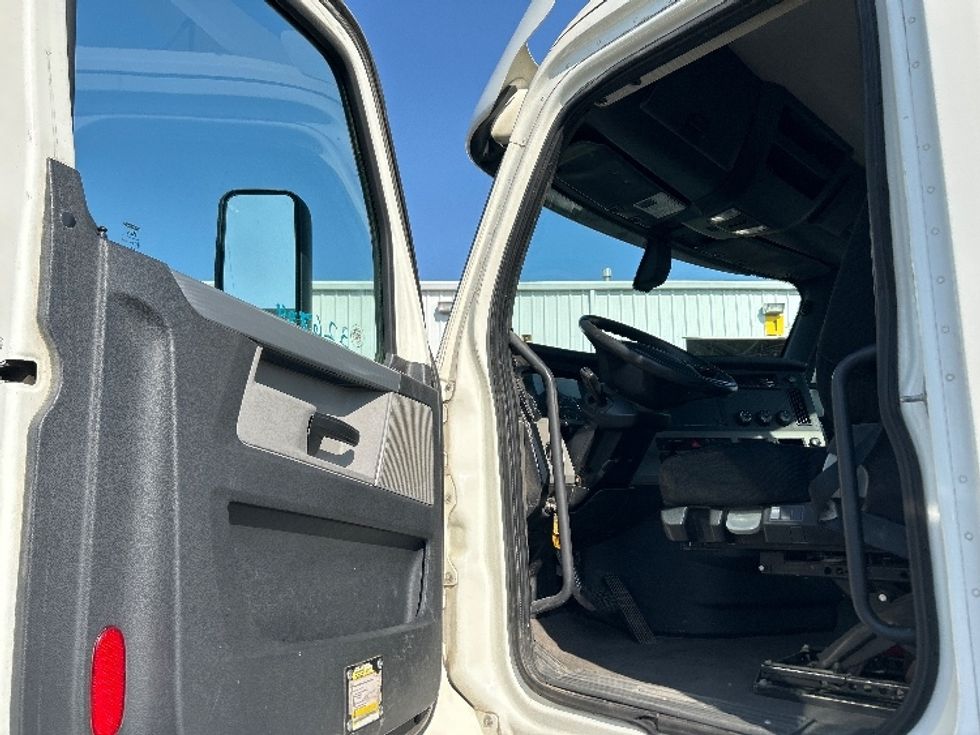 Day Cab Tractor-Heavy Duty Tractors-Freightliner-2019-T12664ST-West Sacramento-CA-351,424\n\t\tmiles-$ 50,750 - Image 9