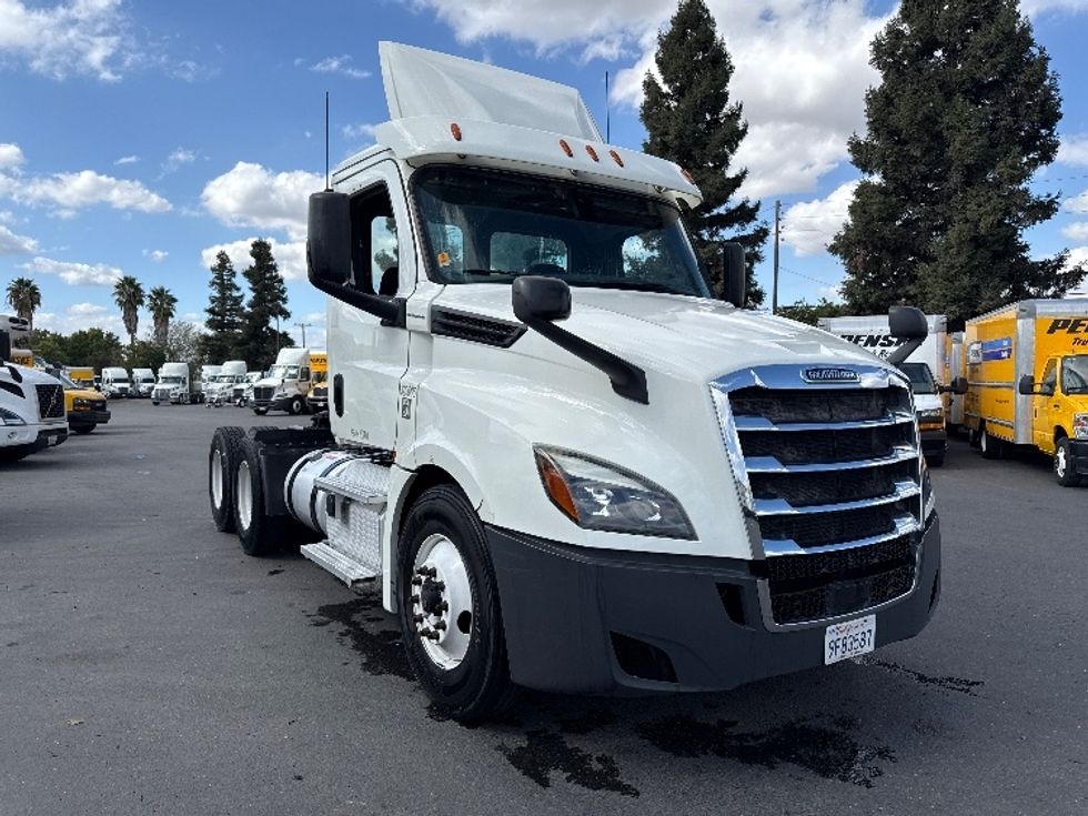 Day Cab Tractor-Heavy Duty Tractors-Freightliner-2019-T12664ST-West Sacramento-CA-353,039\n\t\tmiles-$ 47,750 - Image 1