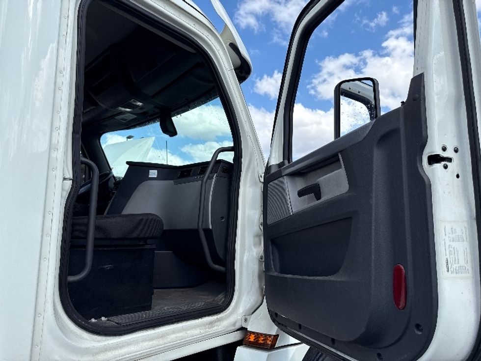 Day Cab Tractor-Heavy Duty Tractors-Freightliner-2019-T12664ST-West Sacramento-CA-353,039\n\t\tmiles-$ 47,750 - Image 12