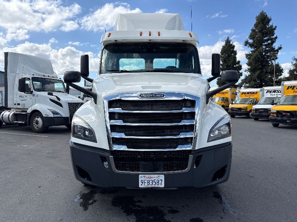 Day Cab Tractor-Heavy Duty Tractors-Freightliner-2019-T12664ST-West Sacramento-CA-353,039\n\t\tmiles-$ 47,750 - Image 2