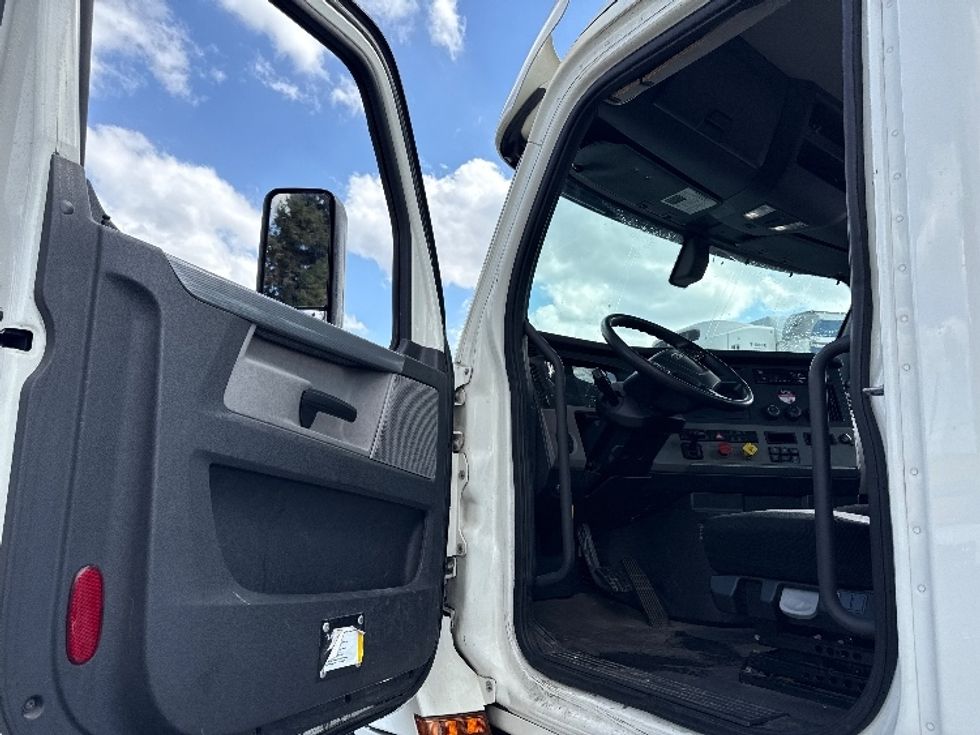 Day Cab Tractor-Heavy Duty Tractors-Freightliner-2019-T12664ST-West Sacramento-CA-353,039\n\t\tmiles-$ 47,750 - Image 9