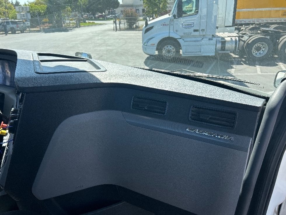 Day Cab Tractor-Heavy Duty Tractors-Freightliner-2019-T12664ST-West Sacramento-CA-354,836\n\t\tmiles-$ 47,500 - Image 12