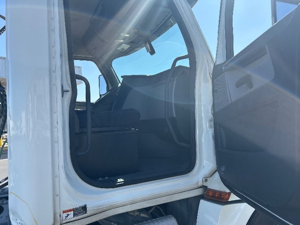 Day Cab Tractor-Heavy Duty Tractors-Freightliner-2019-T12664ST-West Sacramento-CA-354,836\n\t\tmiles-$ 47,500 - Image 16