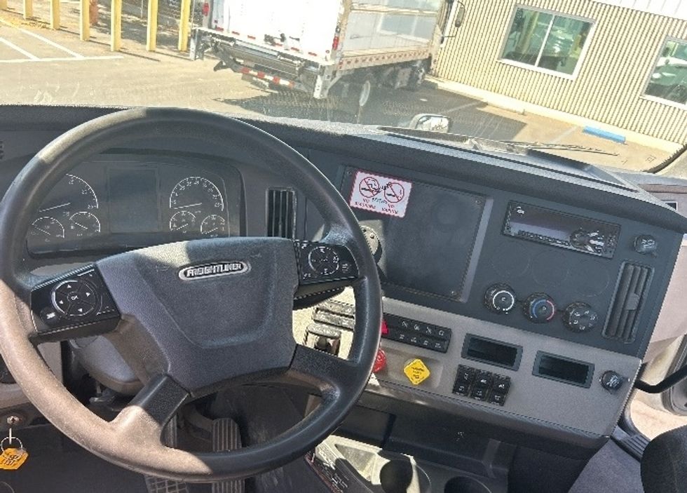 Day Cab Tractor-Heavy Duty Tractors-Freightliner-2019-T12664ST-West Sacramento-CA-378,608\n\t\tmiles-$ 46,250 - Image 11