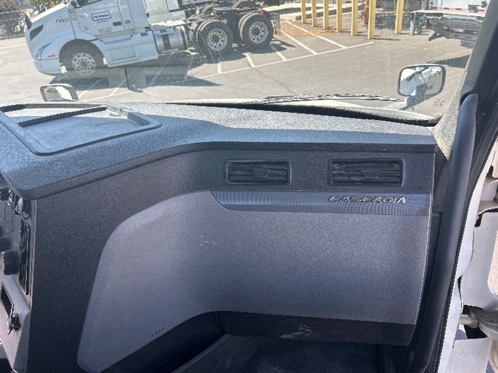 Day Cab Tractor-Heavy Duty Tractors-Freightliner-2019-T12664ST-West Sacramento-CA-378,608\n\t\tmiles-$ 46,250 - Image 13