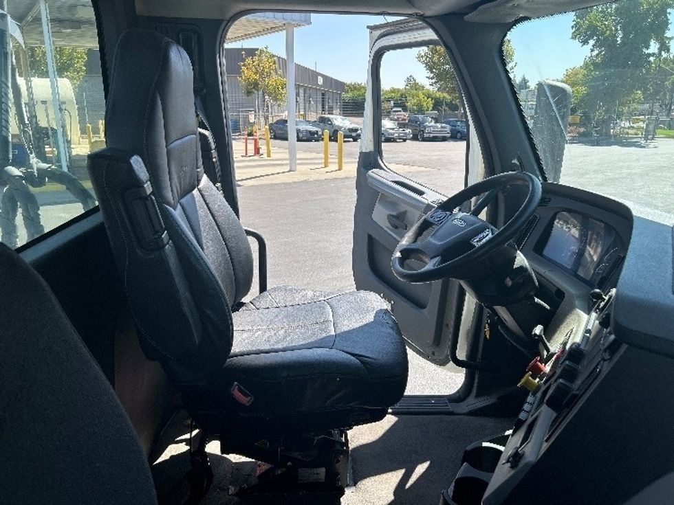 Day Cab Tractor-Heavy Duty Tractors-Freightliner-2019-T12664ST-West Sacramento-CA-378,608\n\t\tmiles-$ 46,250 - Image 14