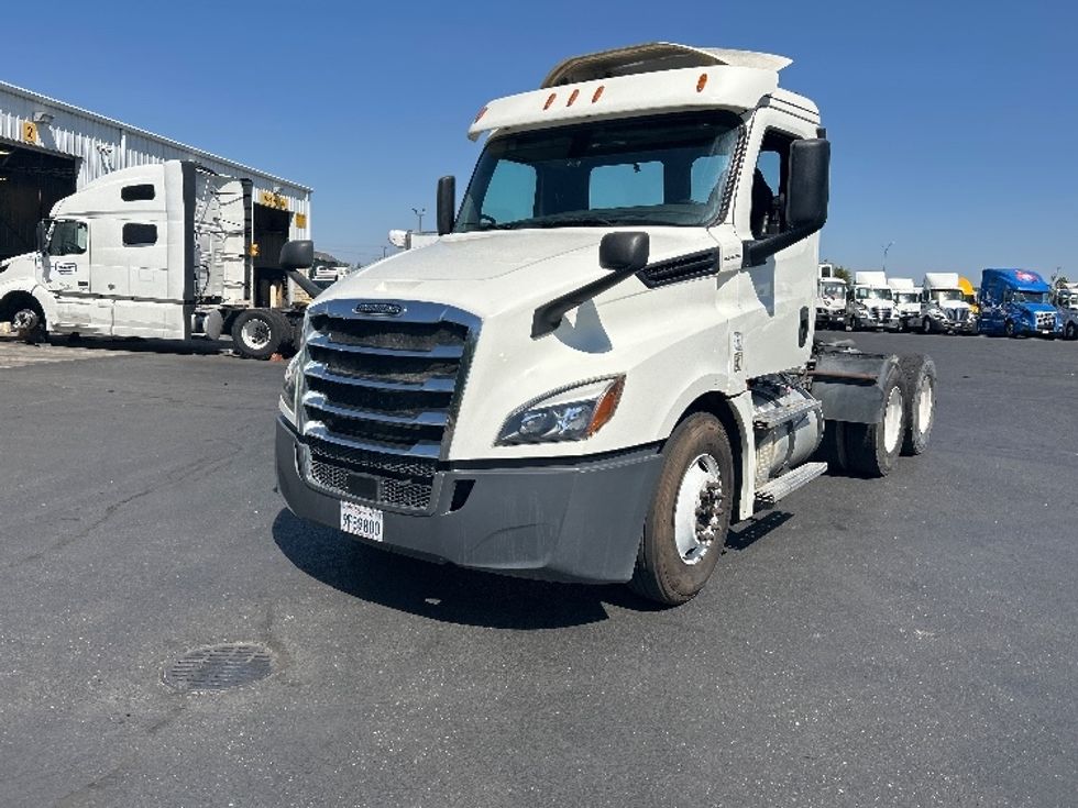 Day Cab Tractor-Heavy Duty Tractors-Freightliner-2019-T12664ST-West Sacramento-CA-378,608\n\t\tmiles-$ 46,250 - Image 3