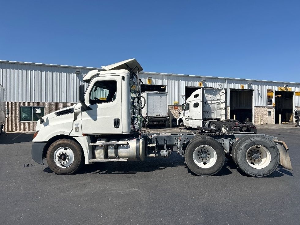 Day Cab Tractor-Heavy Duty Tractors-Freightliner-2019-T12664ST-West Sacramento-CA-378,608\n\t\tmiles-$ 46,250 - Image 4