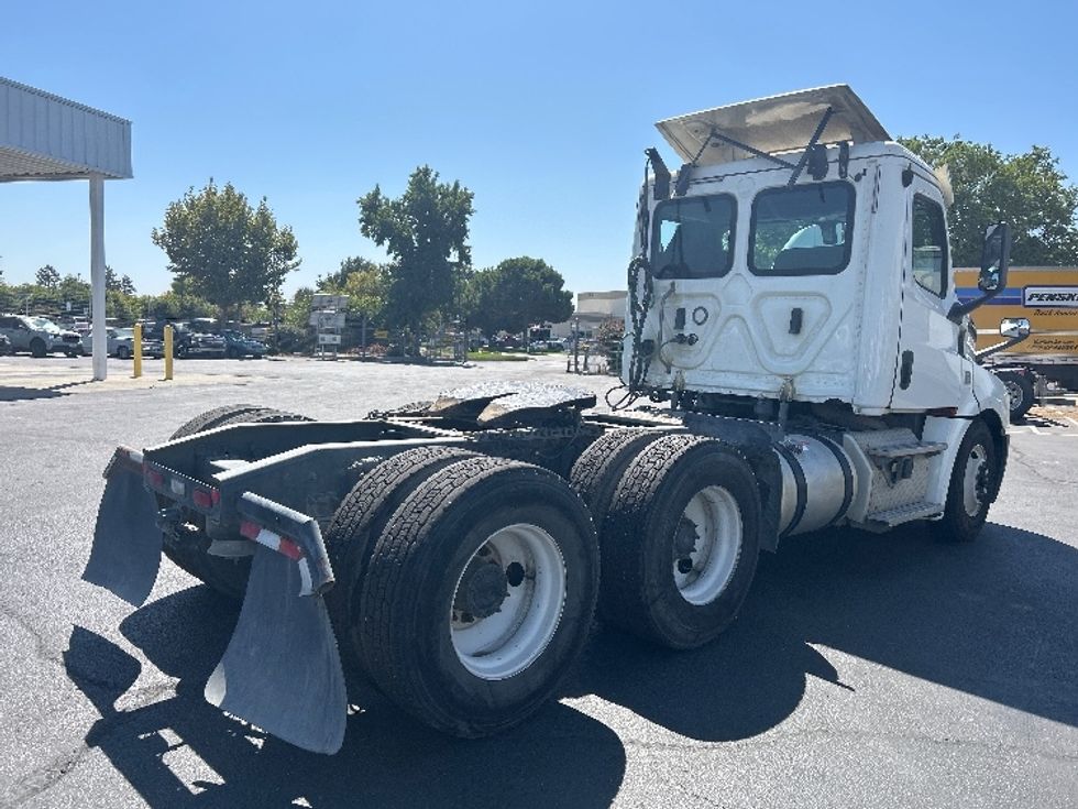 Day Cab Tractor-Heavy Duty Tractors-Freightliner-2019-T12664ST-West Sacramento-CA-378,608\n\t\tmiles-$ 46,250 - Image 7