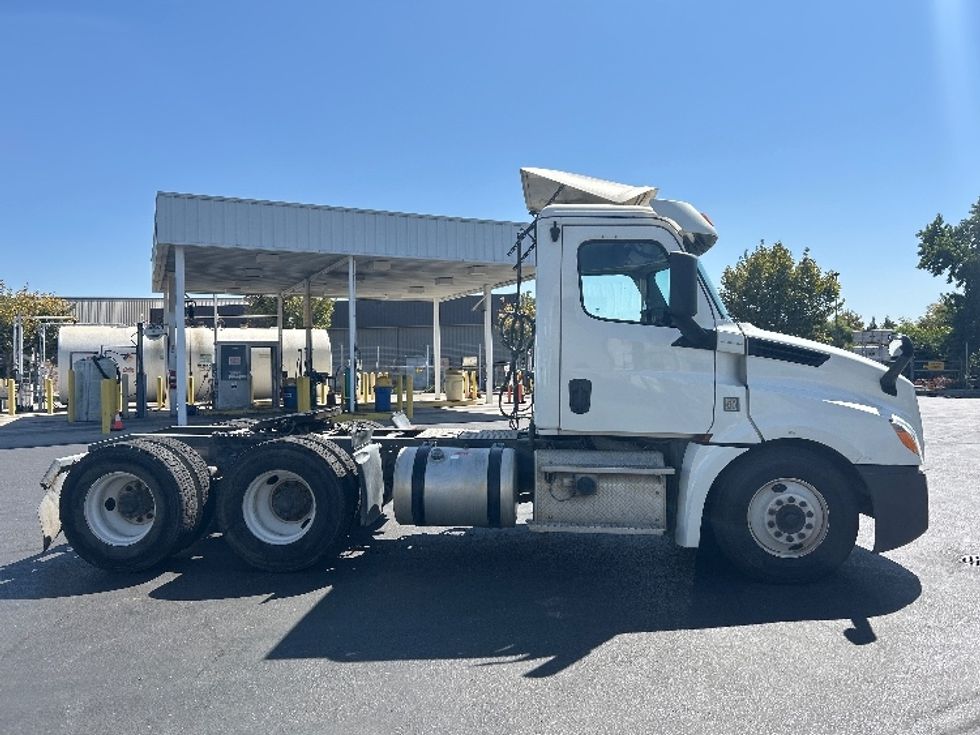 Day Cab Tractor-Heavy Duty Tractors-Freightliner-2019-T12664ST-West Sacramento-CA-378,608\n\t\tmiles-$ 46,250 - Image 8