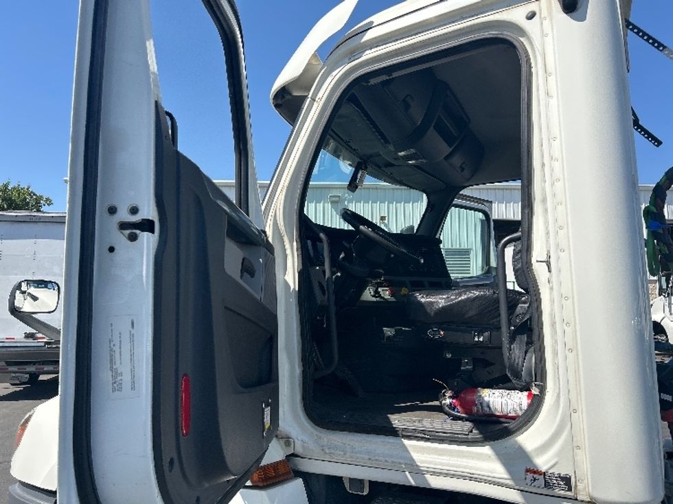 Day Cab Tractor-Heavy Duty Tractors-Freightliner-2019-T12664ST-West Sacramento-CA-378,608\n\t\tmiles-$ 46,250 - Image 9