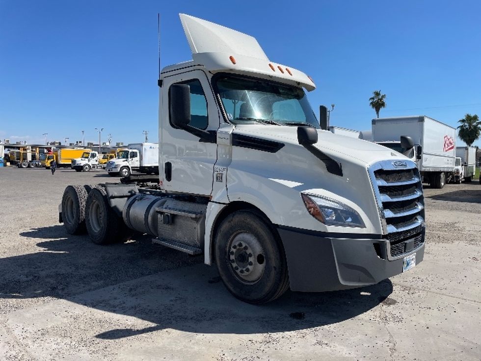 Day Cab Tractor-Heavy Duty Tractors-Freightliner-2019-T12664ST-West Sacramento-CA-432,792\n\t\tmiles-$ 39,250 - Image 1