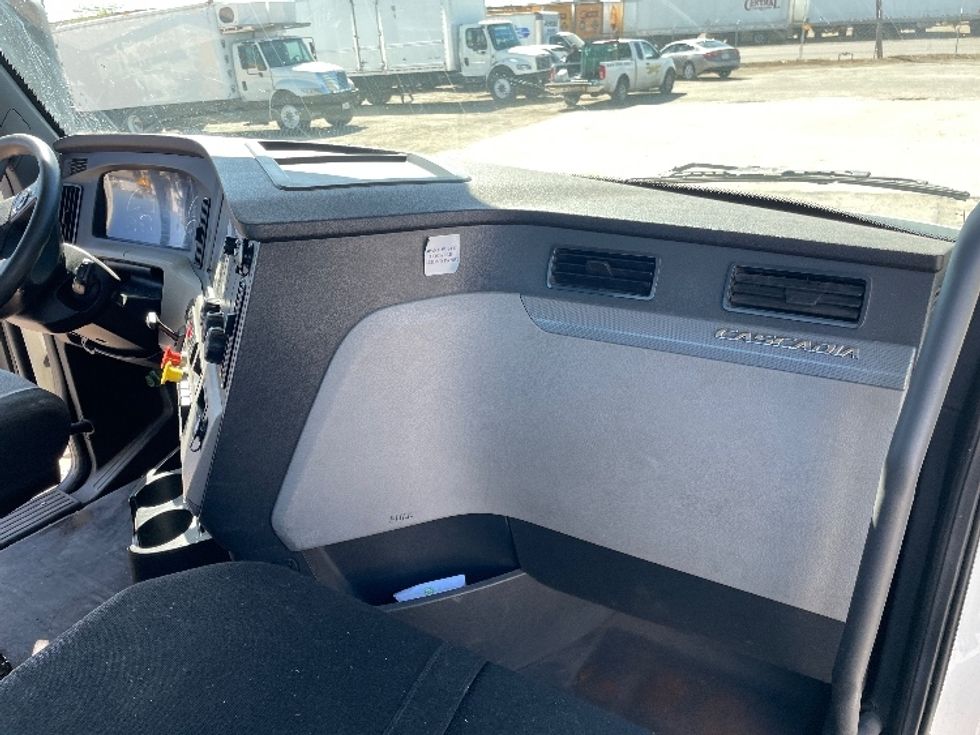 Day Cab Tractor-Heavy Duty Tractors-Freightliner-2019-T12664ST-West Sacramento-CA-432,792\n\t\tmiles-$ 39,250 - Image 13