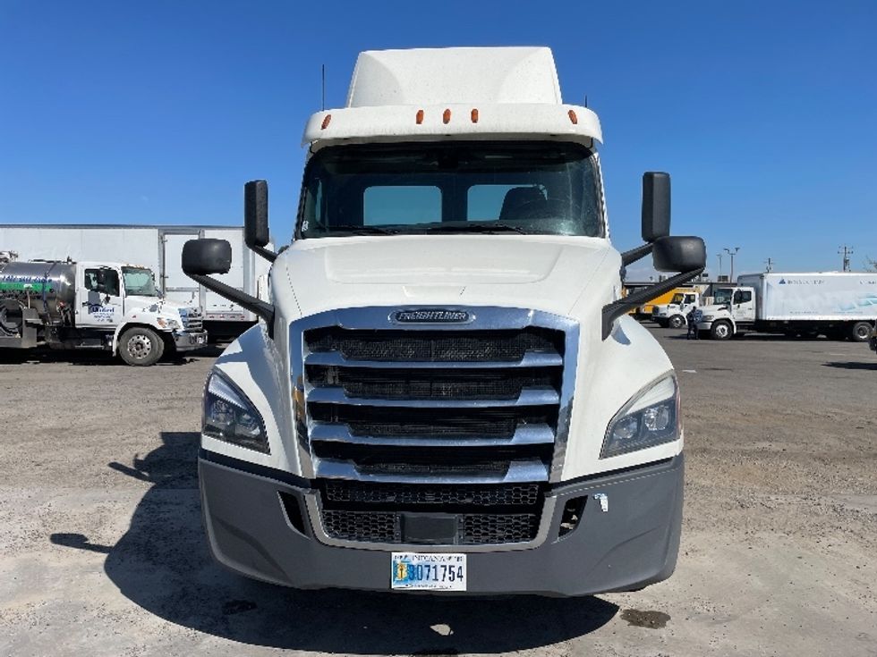 Day Cab Tractor-Heavy Duty Tractors-Freightliner-2019-T12664ST-West Sacramento-CA-432,792\n\t\tmiles-$ 39,250 - Image 2