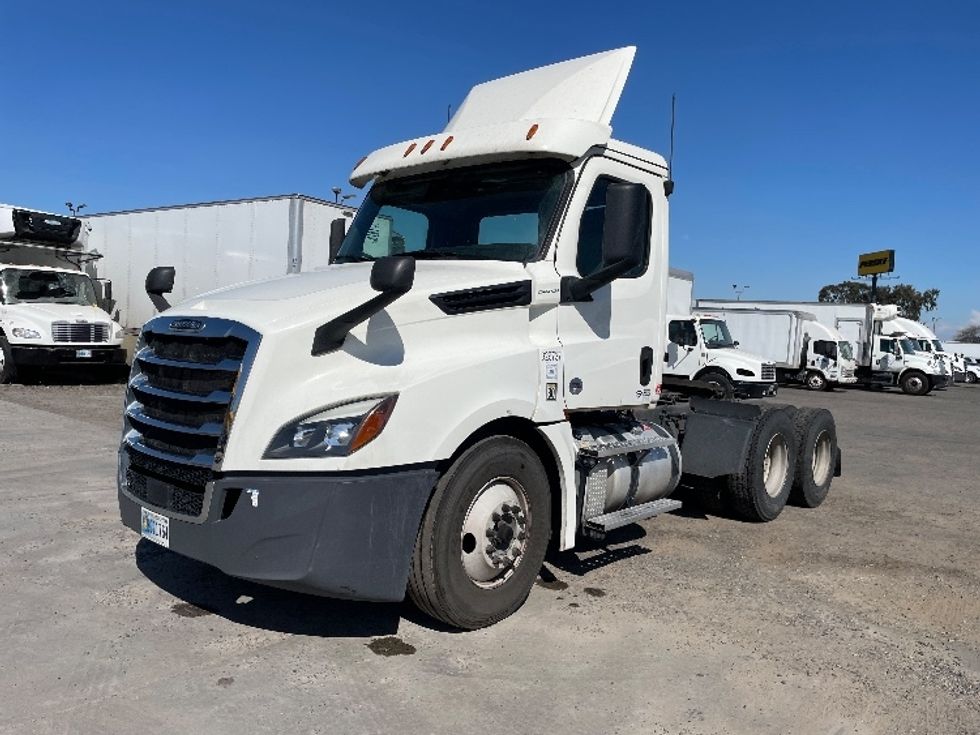Day Cab Tractor-Heavy Duty Tractors-Freightliner-2019-T12664ST-West Sacramento-CA-432,792\n\t\tmiles-$ 39,250 - Image 3