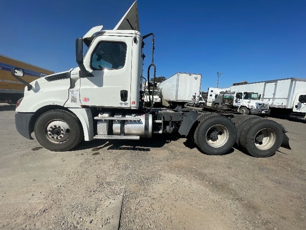 Day Cab Tractor-Heavy Duty Tractors-Freightliner-2019-T12664ST-West Sacramento-CA-432,792\n\t\tmiles-$ 39,250 - Image 4