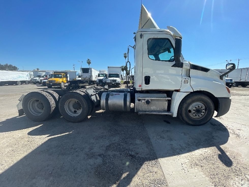 Day Cab Tractor-Heavy Duty Tractors-Freightliner-2019-T12664ST-West Sacramento-CA-432,792\n\t\tmiles-$ 39,250 - Image 8