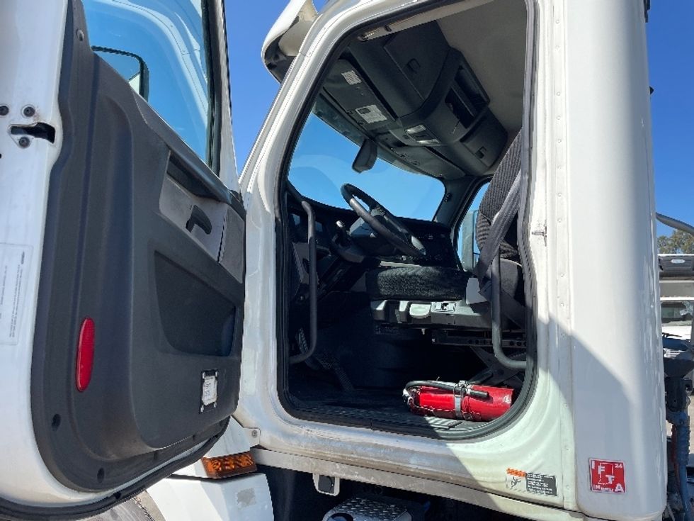 Day Cab Tractor-Heavy Duty Tractors-Freightliner-2019-T12664ST-West Sacramento-CA-432,792\n\t\tmiles-$ 39,250 - Image 9