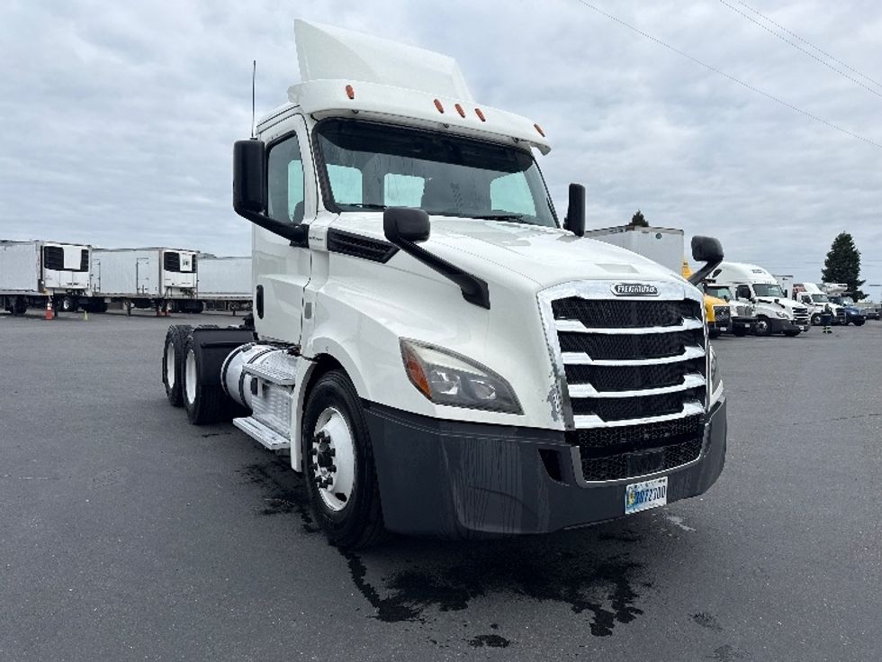 Day Cab Tractor-Heavy Duty Tractors-Freightliner-2019-T12664ST-West Sacramento-CA-465,967\n\t\tmiles-$ 39,500 - Image 1