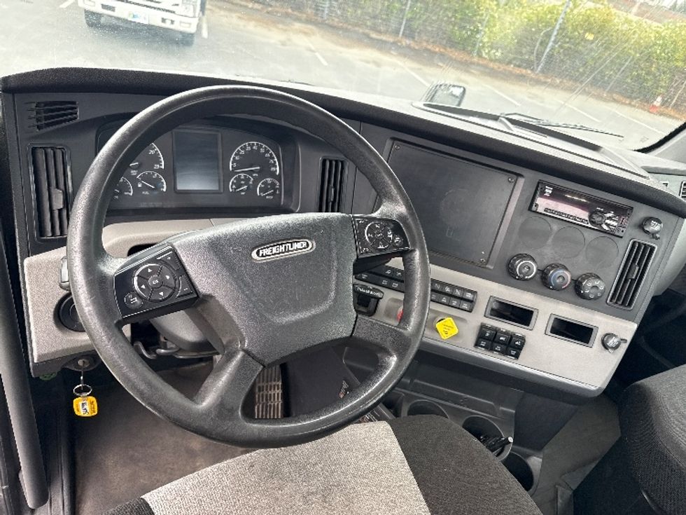 Day Cab Tractor-Heavy Duty Tractors-Freightliner-2019-T12664ST-West Sacramento-CA-465,967\n\t\tmiles-$ 39,500 - Image 11