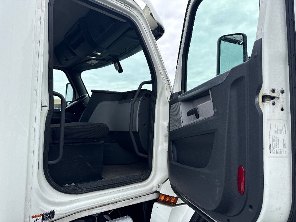 Day Cab Tractor-Heavy Duty Tractors-Freightliner-2019-T12664ST-West Sacramento-CA-465,967\n\t\tmiles-$ 39,500 - Image 12