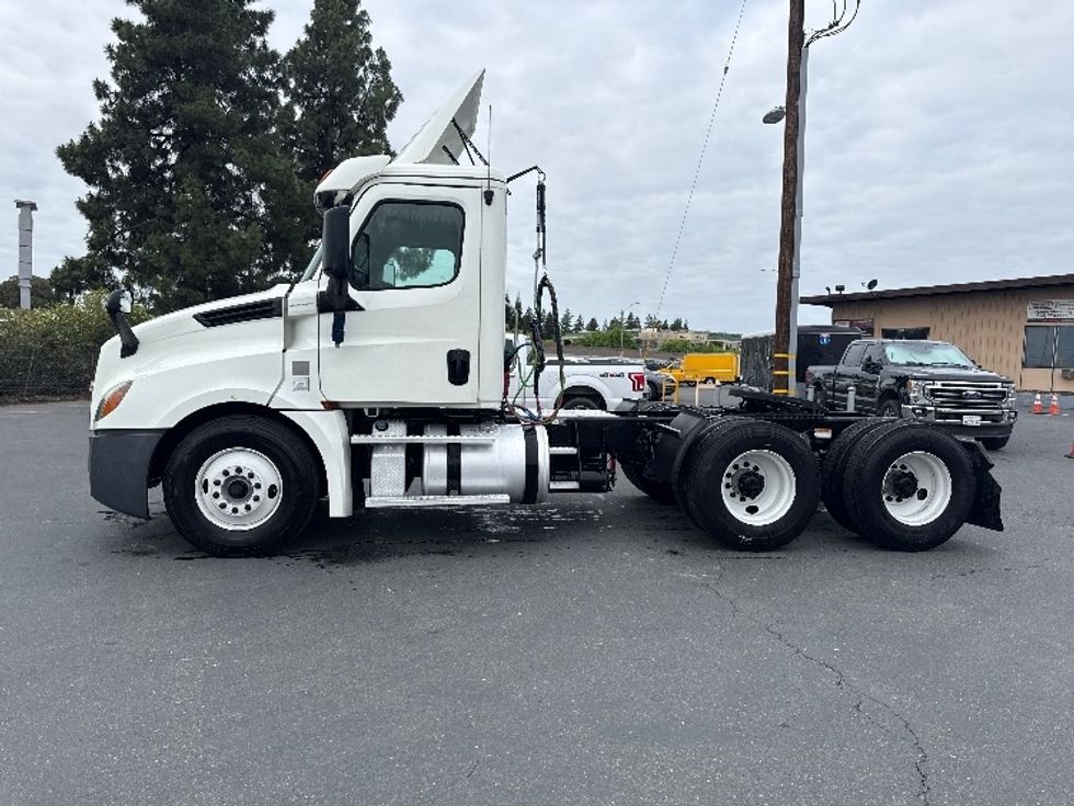 Day Cab Tractor-Heavy Duty Tractors-Freightliner-2019-T12664ST-West Sacramento-CA-465,967\n\t\tmiles-$ 39,500 - Image 4