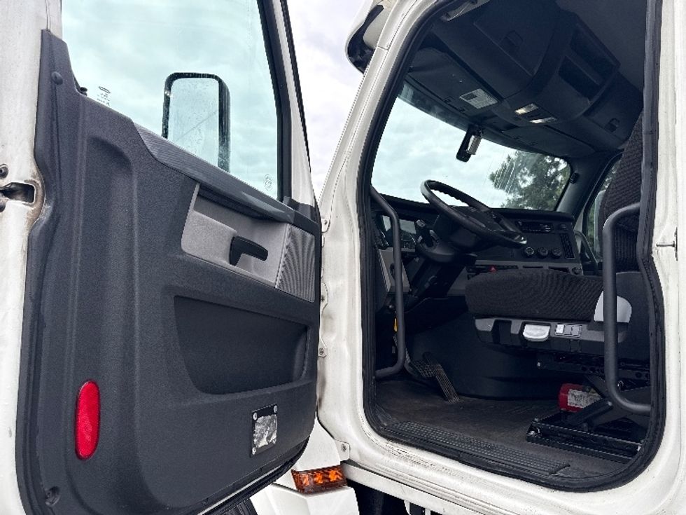 Day Cab Tractor-Heavy Duty Tractors-Freightliner-2019-T12664ST-West Sacramento-CA-465,967\n\t\tmiles-$ 39,500 - Image 9