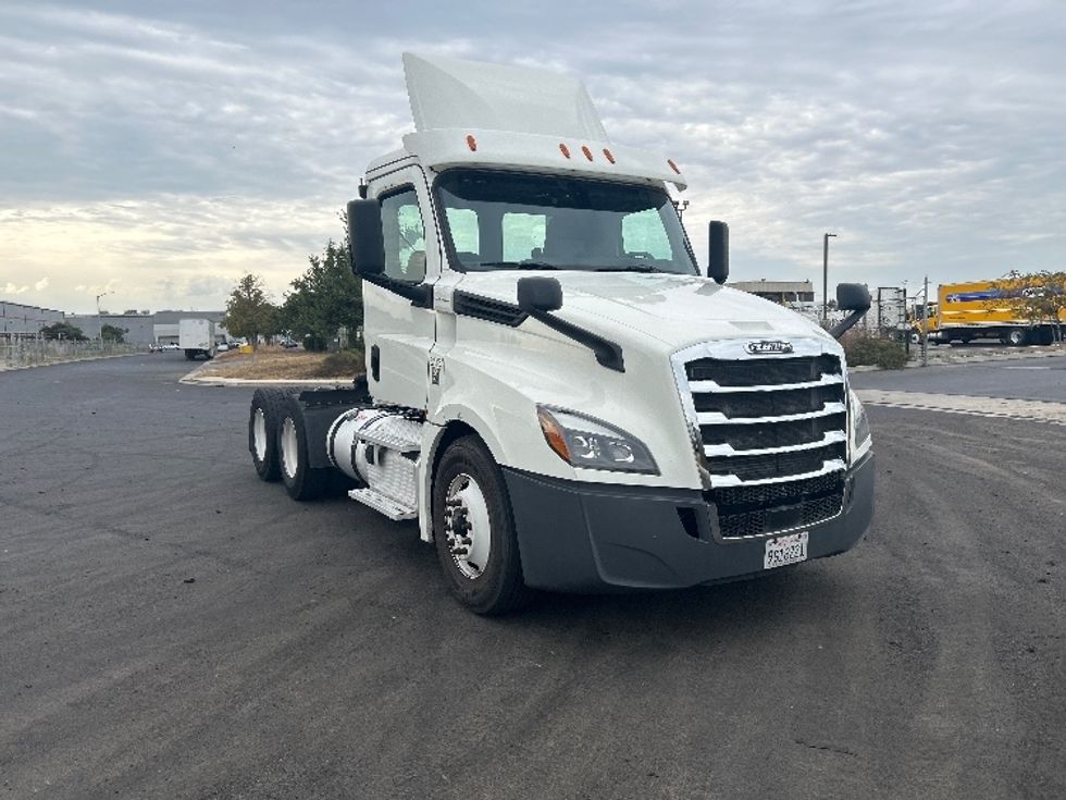 Day Cab Tractor-Heavy Duty Tractors-Freightliner-2019-T12664ST-West Sacramento-CA-466,217\n\t\tmiles-$ 41,500 - Image 1