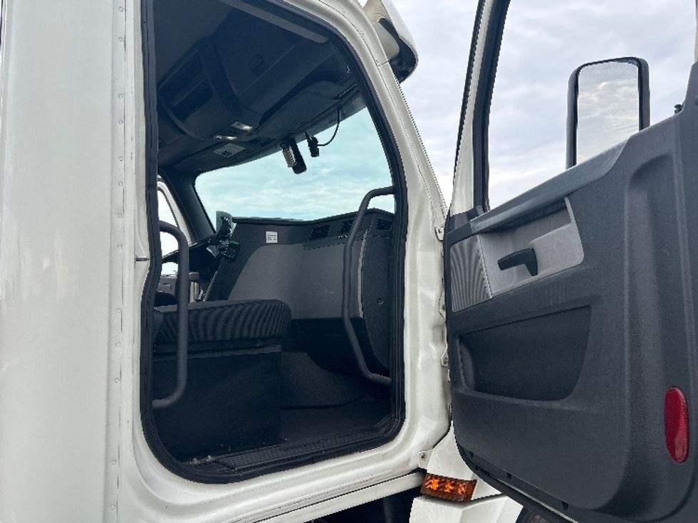 Day Cab Tractor-Heavy Duty Tractors-Freightliner-2019-T12664ST-West Sacramento-CA-466,217\n\t\tmiles-$ 41,500 - Image 12