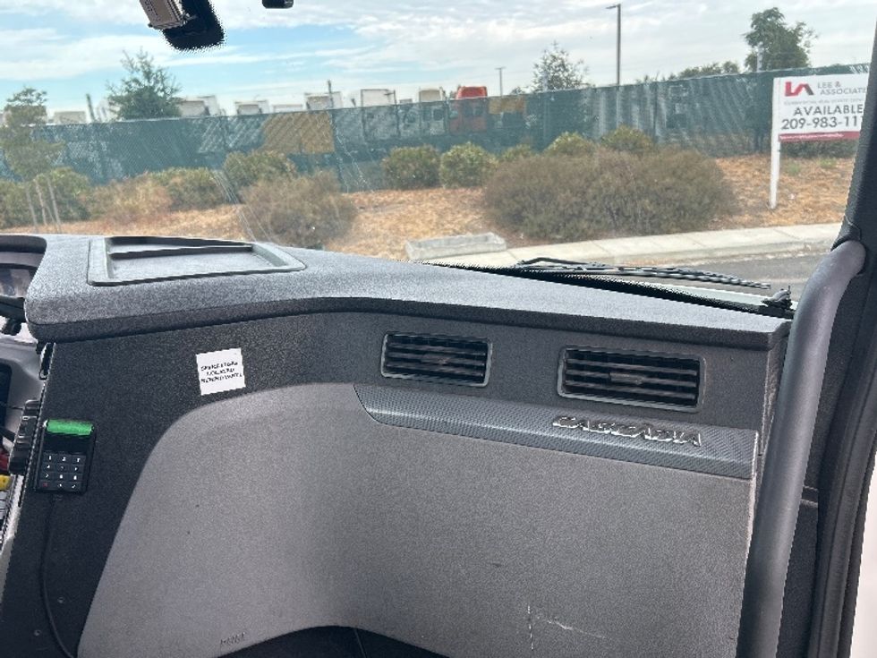 Day Cab Tractor-Heavy Duty Tractors-Freightliner-2019-T12664ST-West Sacramento-CA-466,217\n\t\tmiles-$ 41,500 - Image 13