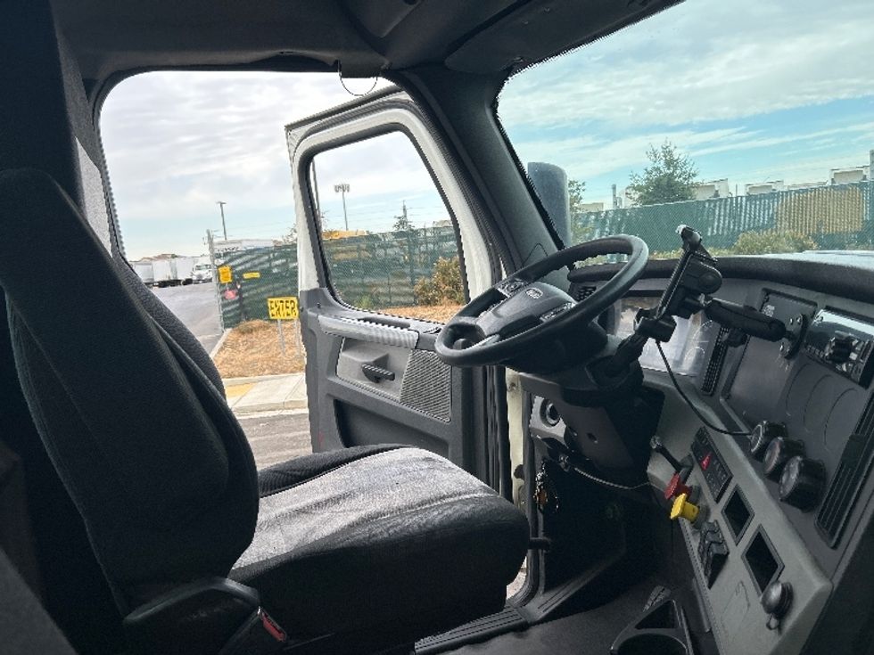 Day Cab Tractor-Heavy Duty Tractors-Freightliner-2019-T12664ST-West Sacramento-CA-466,217\n\t\tmiles-$ 41,500 - Image 14