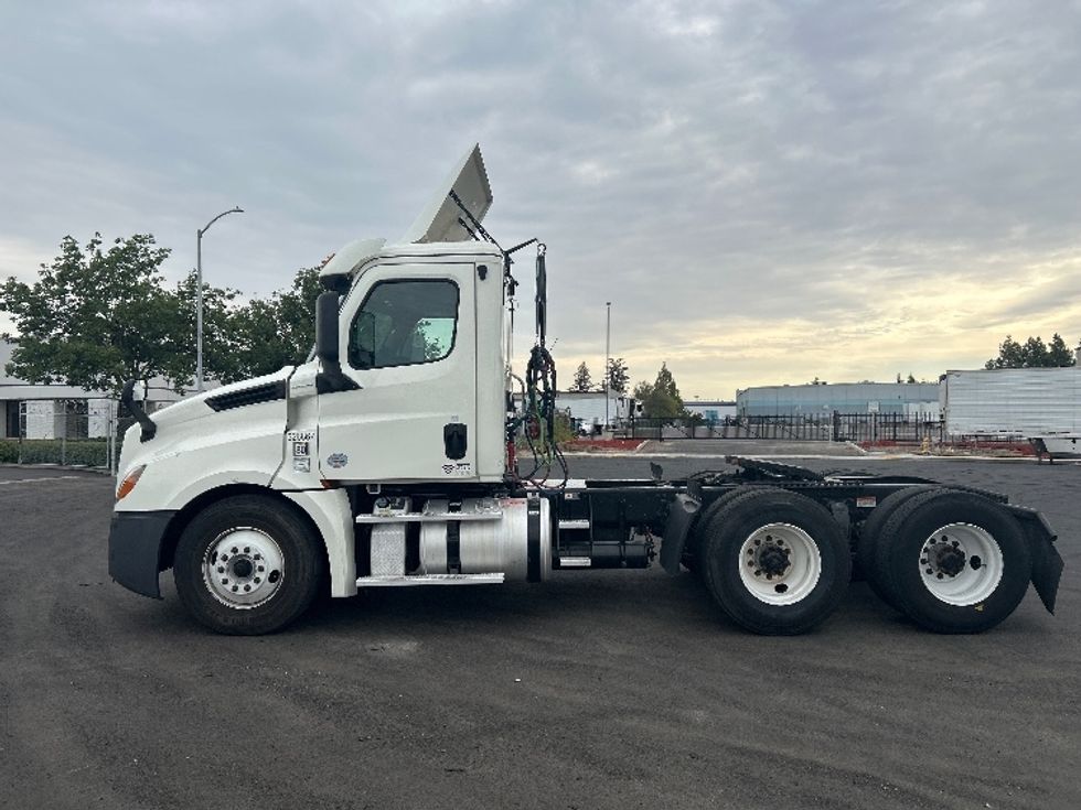 Day Cab Tractor-Heavy Duty Tractors-Freightliner-2019-T12664ST-West Sacramento-CA-466,217\n\t\tmiles-$ 41,500 - Image 4