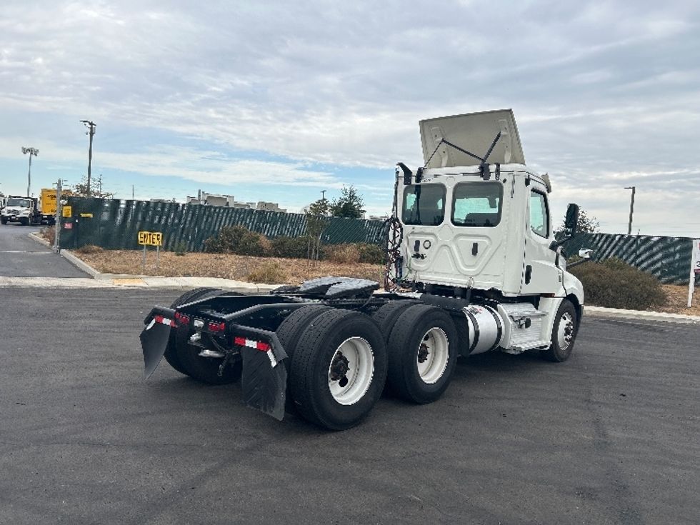 Day Cab Tractor-Heavy Duty Tractors-Freightliner-2019-T12664ST-West Sacramento-CA-466,217\n\t\tmiles-$ 41,500 - Image 7