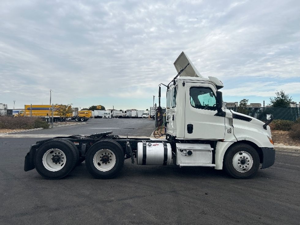 Day Cab Tractor-Heavy Duty Tractors-Freightliner-2019-T12664ST-West Sacramento-CA-466,217\n\t\tmiles-$ 41,500 - Image 8
