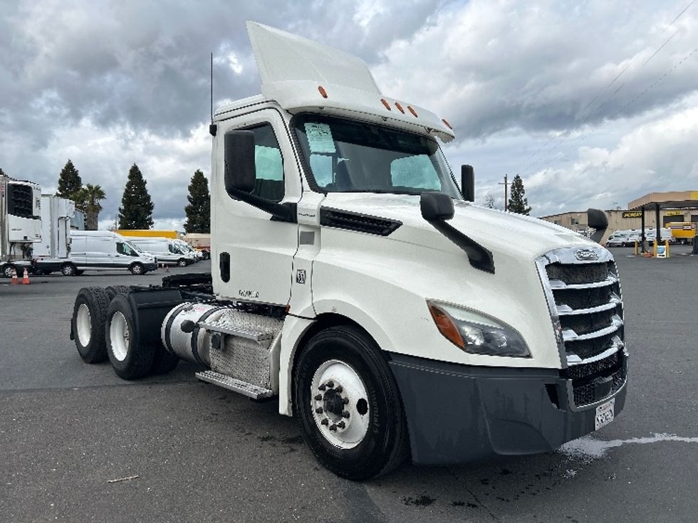 Day Cab Tractor-Heavy Duty Tractors-Freightliner-2019-T12664ST-West Sacramento-CA-544,260\n\t\tmiles-$ 36,500 - Image 1