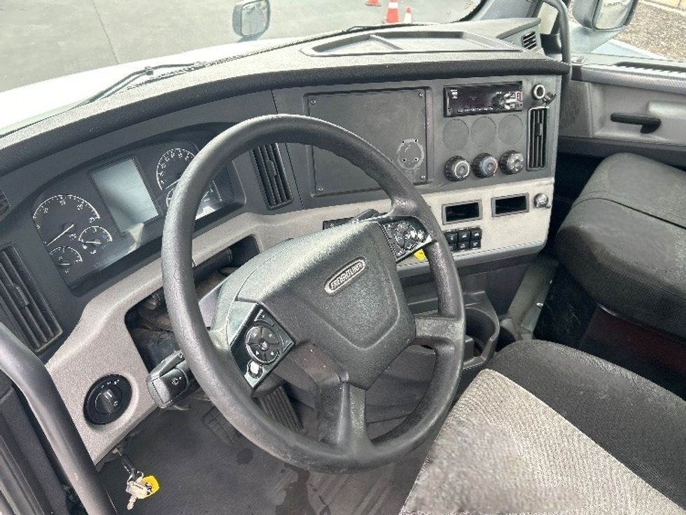 Day Cab Tractor-Heavy Duty Tractors-Freightliner-2019-T12664ST-West Sacramento-CA-544,260\n\t\tmiles-$ 36,500 - Image 10