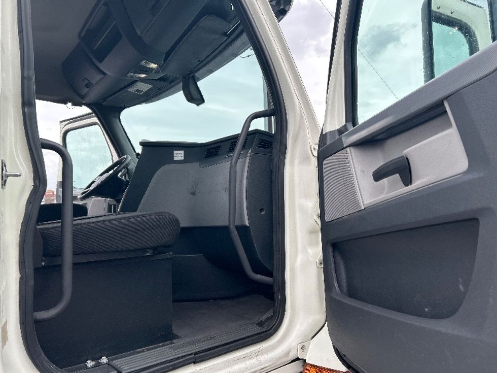 Day Cab Tractor-Heavy Duty Tractors-Freightliner-2019-T12664ST-West Sacramento-CA-544,260\n\t\tmiles-$ 36,500 - Image 12