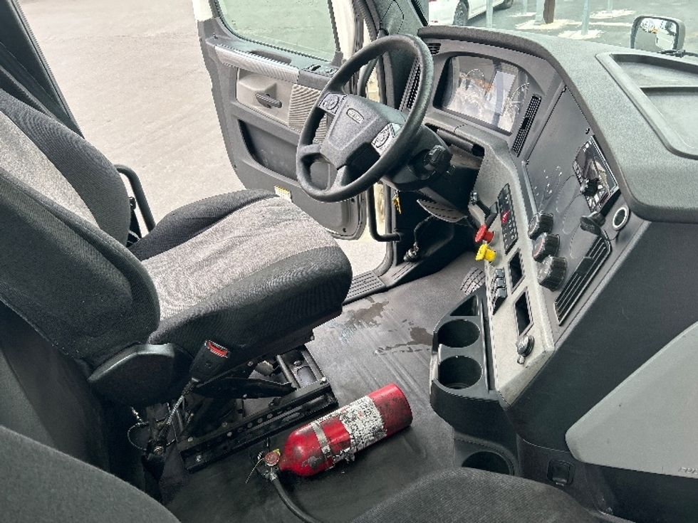 Day Cab Tractor-Heavy Duty Tractors-Freightliner-2019-T12664ST-West Sacramento-CA-544,260\n\t\tmiles-$ 36,500 - Image 14