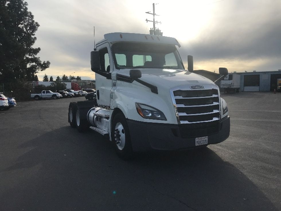 Day Cab Tractor-Heavy Duty Tractors-Freightliner-2019-T12664ST-West Sacramento-CA-564,081\n\t\tmiles-$ 35,000 - Image 1