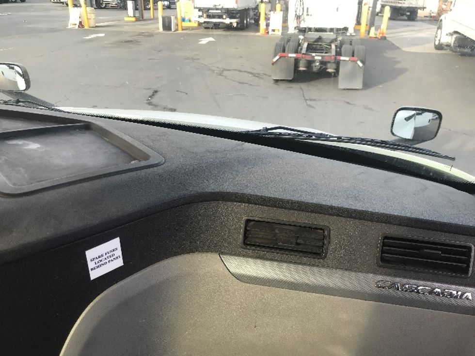 Day Cab Tractor-Heavy Duty Tractors-Freightliner-2019-T12664ST-West Sacramento-CA-564,081\n\t\tmiles-$ 35,000 - Image 13