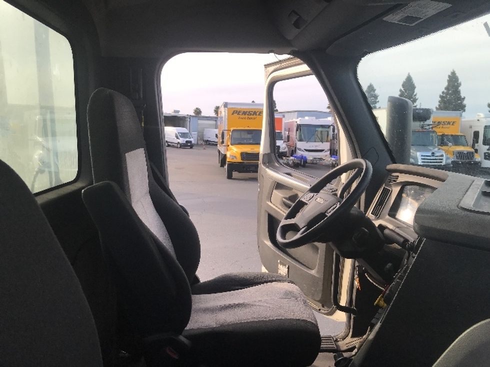 Day Cab Tractor-Heavy Duty Tractors-Freightliner-2019-T12664ST-West Sacramento-CA-564,081\n\t\tmiles-$ 35,000 - Image 14