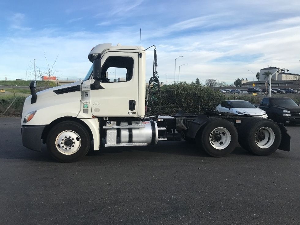 Day Cab Tractor-Heavy Duty Tractors-Freightliner-2019-T12664ST-West Sacramento-CA-564,081\n\t\tmiles-$ 35,000 - Image 4