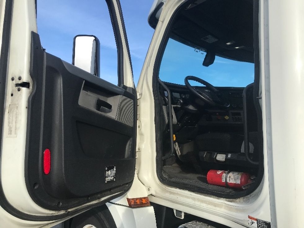 Day Cab Tractor-Heavy Duty Tractors-Freightliner-2019-T12664ST-West Sacramento-CA-564,081\n\t\tmiles-$ 35,000 - Image 9