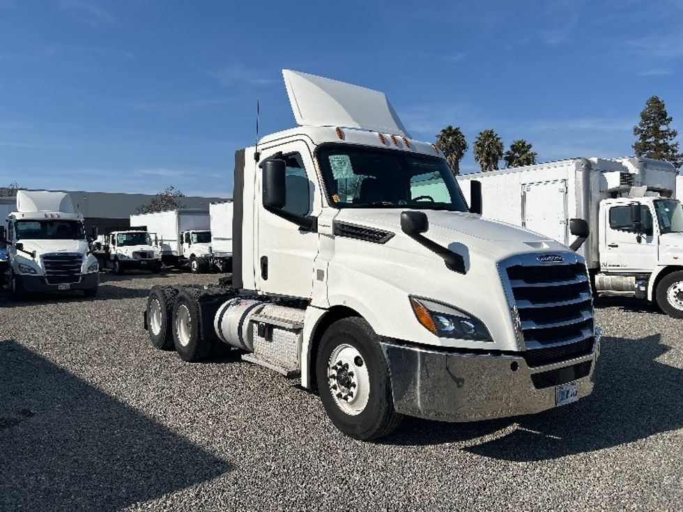 Day Cab Tractor-Heavy Duty Tractors-Freightliner-2019-T12664ST-West Sacramento-CA-565,820\n\t\tmiles-$ 34,750 - Image 1