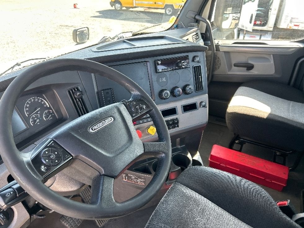 Day Cab Tractor-Heavy Duty Tractors-Freightliner-2019-T12664ST-West Sacramento-CA-565,820\n\t\tmiles-$ 34,750 - Image 10